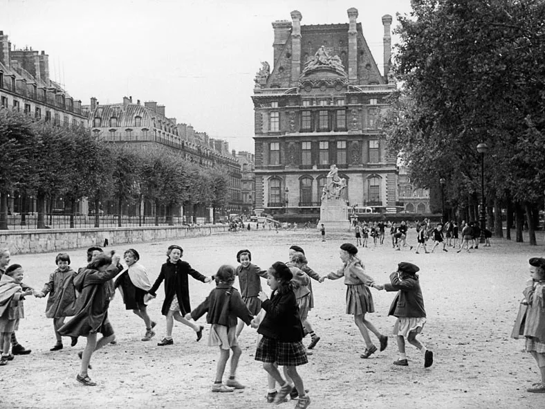 Photographie de Marc Riboud, Ronde d'enfants jouant au jardin des Tuileries, Paris,
